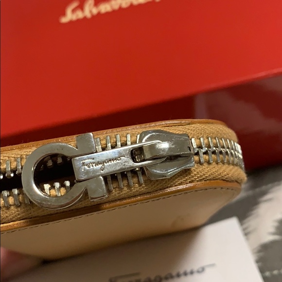 New Ferragamo zip around leather card case - Picture 2 of 8